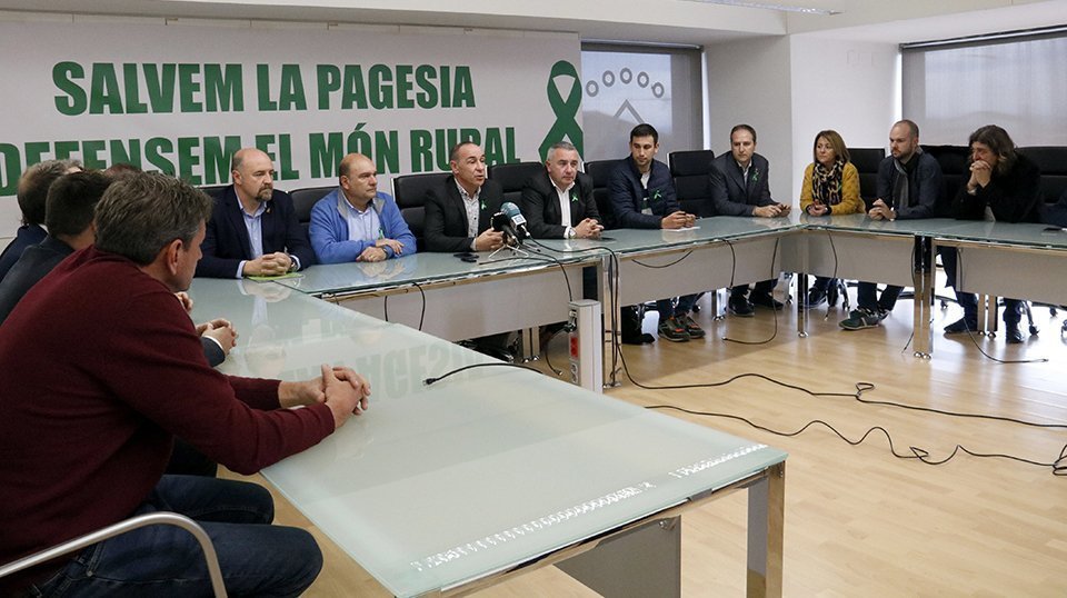 Representants de sindicats agraris, patronals i ajuntaments, a l'Ajuntament d'Alcarràs, per explicar la manifestació de divendres en defensa del món rural. Imatge del 12 de febrer de 2020. (Horitzontal)