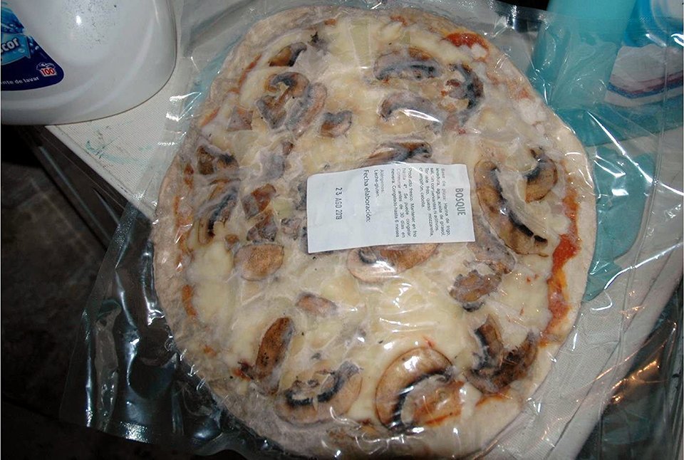 Una de les pizzes clandestines ja preparada que distribuïen els dos detinguts a Zuara. Imatge del 12 de febrer de 2020. (Horitzontal)