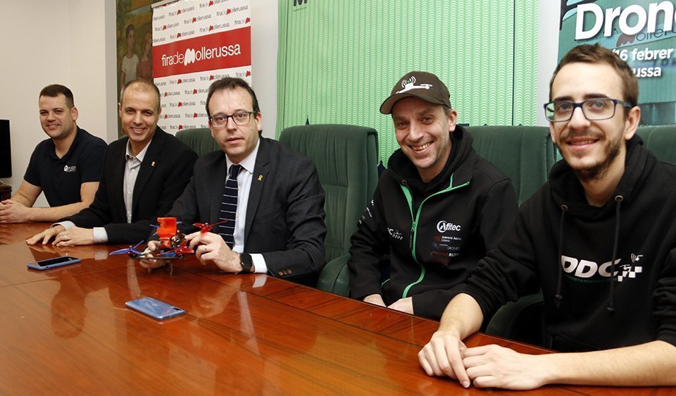 Els responsables de Fira de Mollerussa amb els organitzadors de la Dron Party