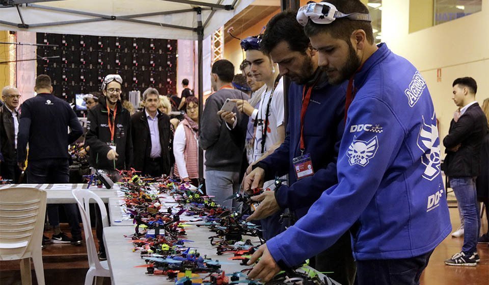 Pla obert de pilots mirant drons a la 5a edició de la Mollerussa Drone Party, el 15 de febrer de 2020. (Horitzontal)