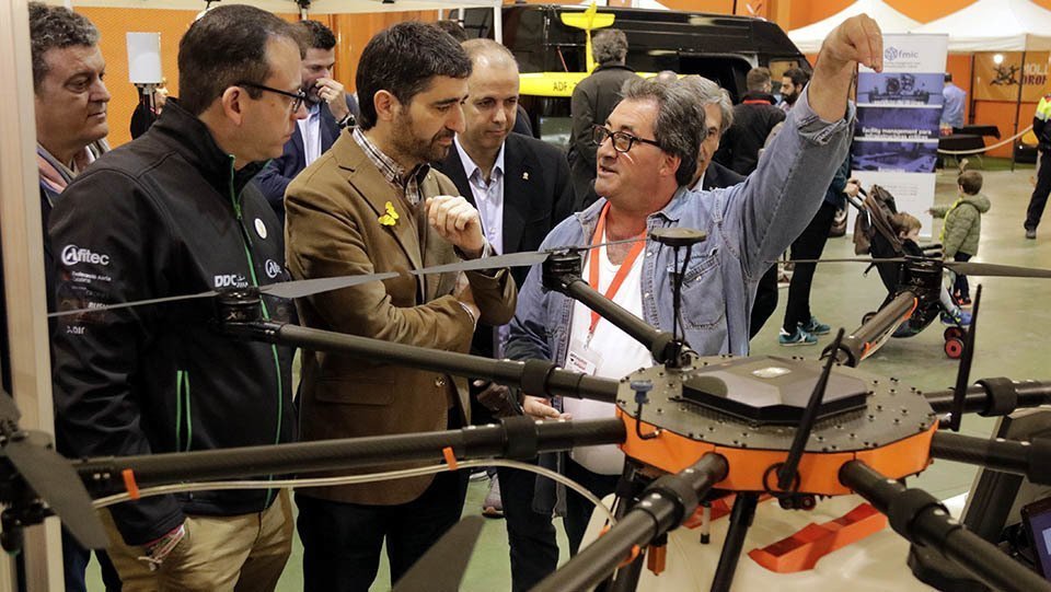 El conseller de polítiques digitals, Jordi Puigneró, visitant un dels expositors a Mollerussa Drone Party