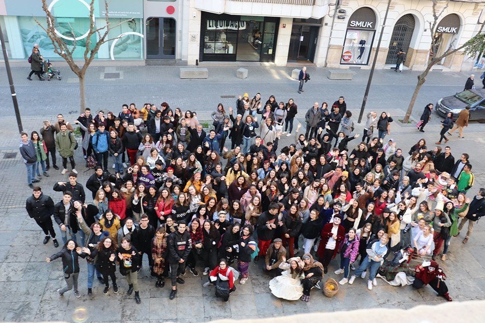 Els alumnes en la inauguració de l'exposició 'Màgia Brossa'-1