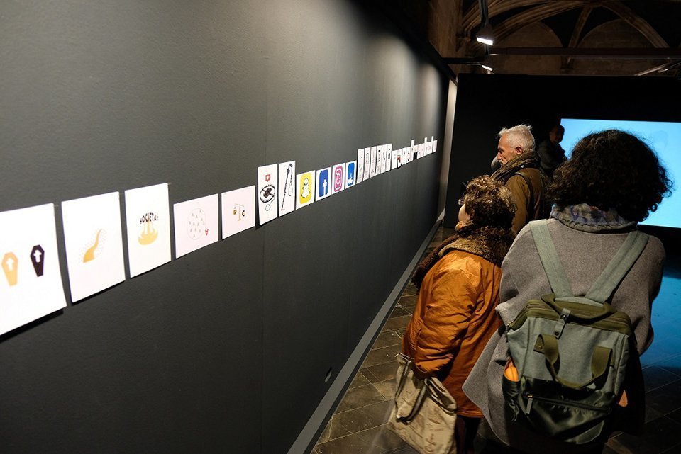 Els alumnes en la inauguració de l'exposició 'Màgia Brossa'-2