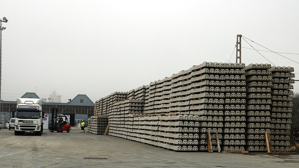 Travesses de formigó que han de substituir en la línia Lleida i Mollerussa