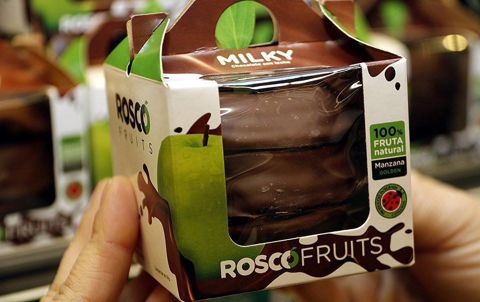 Pla curt on es pot veure el nou snack de poma i xocolata, Roscó, a la nevera d'un supermercat de Lleida, el 20 de febrer de 2020. (Horitzontal)