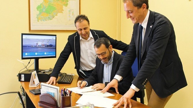 Crespín en la visita a Unitat de Certificació d'Exportacions de Sanitat Animal