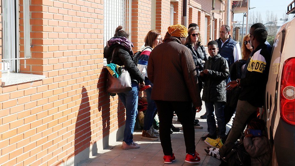 Veïns de l'immoble de Juneda on ha tingut lloc l'incendi parlant amb l'alcalde Antoni Villas, el 21 de febrer del 2020. (Horitzontal)