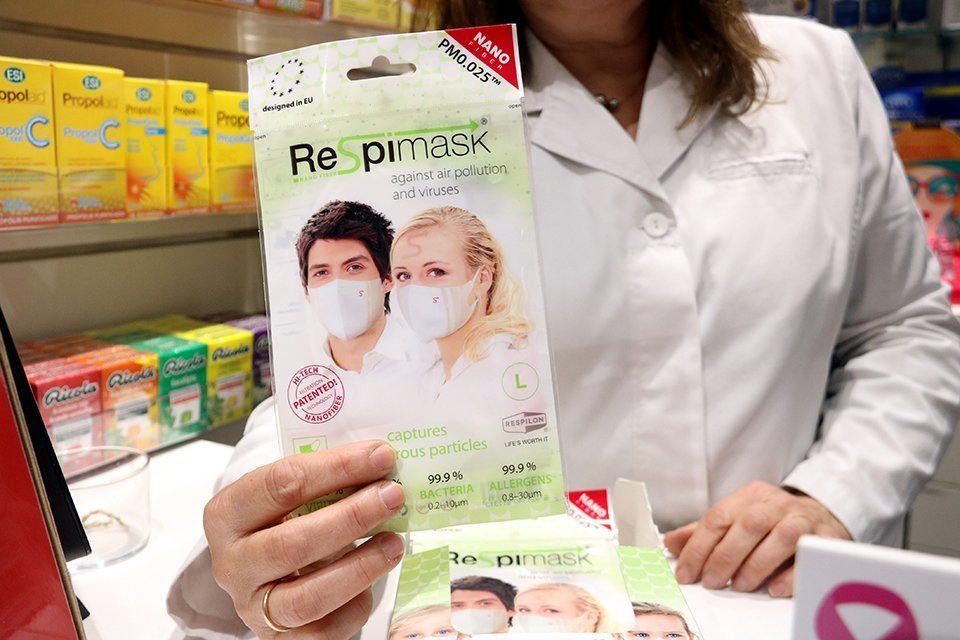 Una de les poques mascaretes que queden a la farmàcia Noguera de Girona després que la majoria d'elles s'hagin venut a causa del coronavirus. Imatge del 24 de febrer del 2020 (Horitzontal)