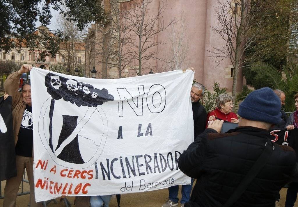 Pancarta contra el Departament de Territori per la gestió d'incineradores i abocadors, davant el Parlament