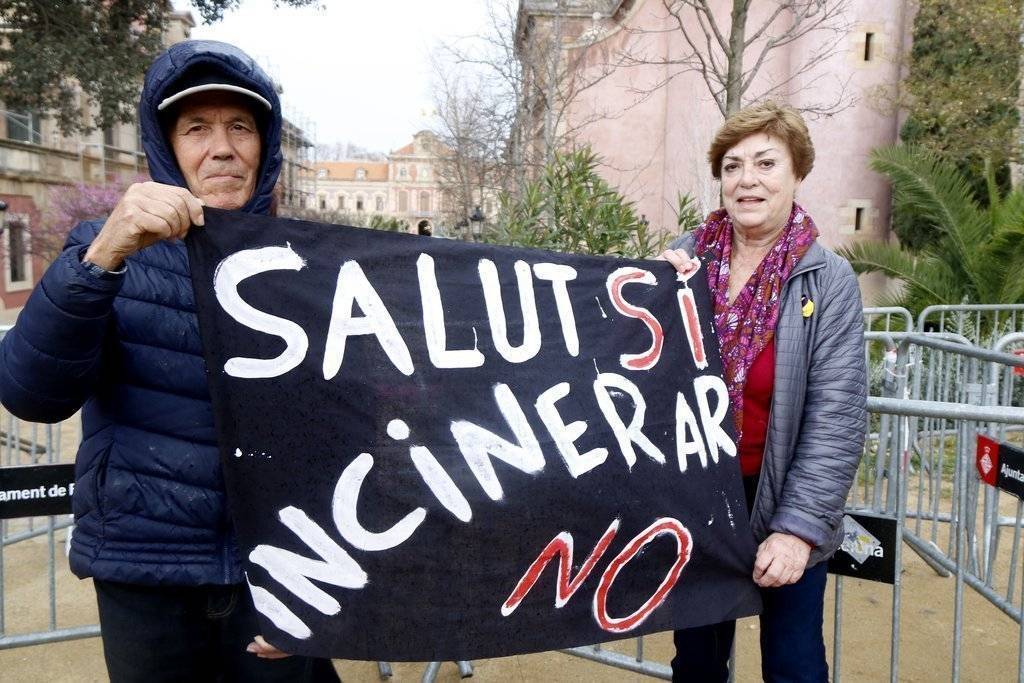 Parella davant el Parlament en contra de la gestió d'incineradores i abocadors