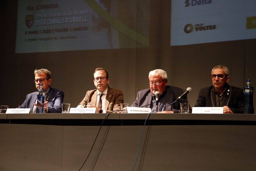 Pla mitjà on es poden veure el president Joan Talarn, l'alcalde Marc Solsona, Amadeu Ros i Rafel Panadès, a la taula inaugural de la 19a Jornada Reg i Futur dels Canals d'Urgell, a Mollerussa, el 6 de març de 2020. (Horitzontal)