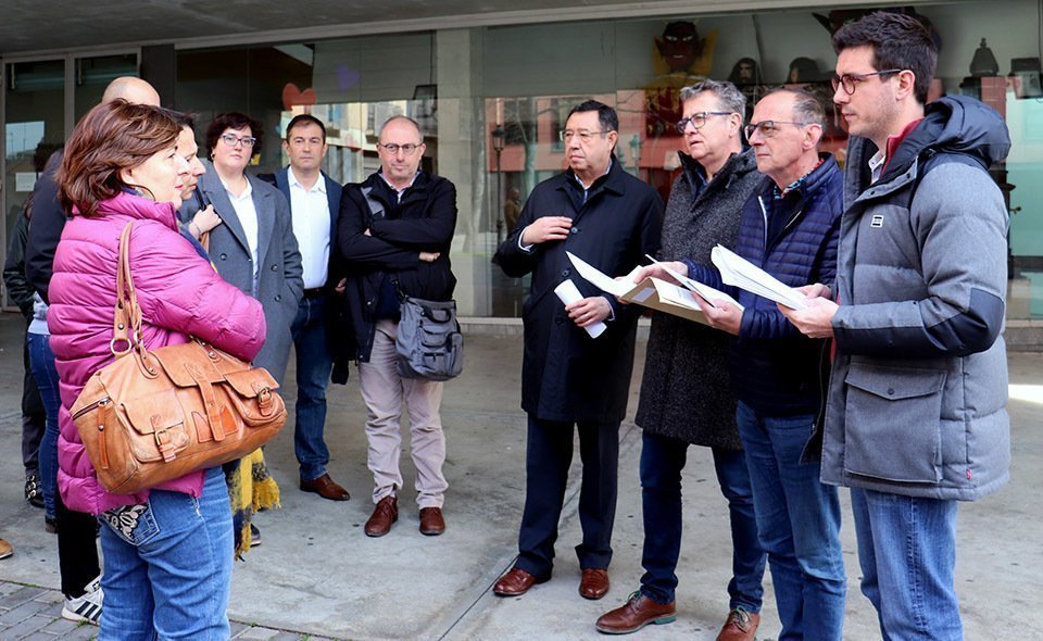 Usuaris de l'alta velocitat lliuren el manifest a les administracions