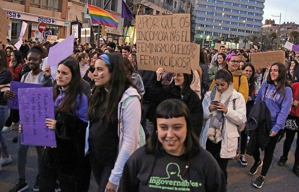 Cartells reivindicatius en la manifestació feminista del 8M a Lleida