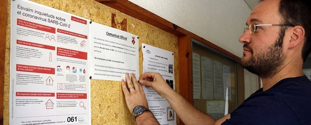 L'alcalde de Castellserà, Marcel Pujol, penjant un cartell informatiu sobre el coronavirus