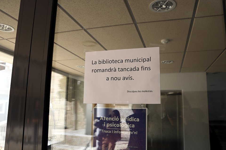 Cartell informatiu sobre el tancament preventiu de la Biblioteca Municipal de Castellserà