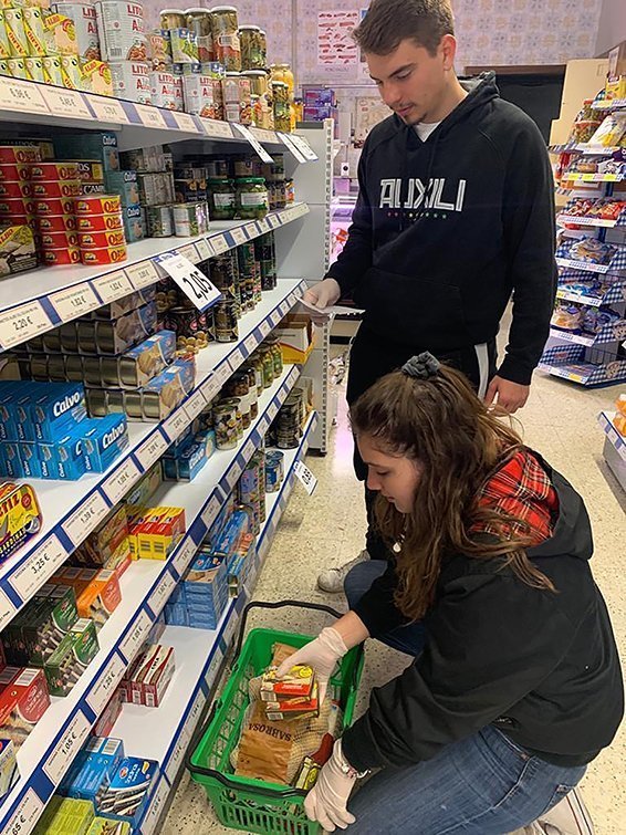 Joves voluntaris del Poal fan les compres de la gent gran (1)