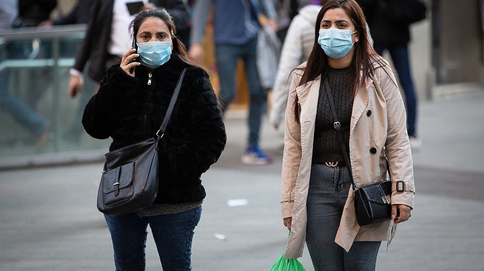 Dos mujeres con mascarillas caminan por Barcelona el mismo día en que se confirman nuevos casos de pacientes contagiados de coronavirus en España, en Barcelona (España), a 25 de febrero de 2020.26 FEBRERO 2020 ENFERMEDAD;VIRUS;WUHAN;CHINA;MASCARILLAS;PROTECCIÓN SANITARIA2/26/2020