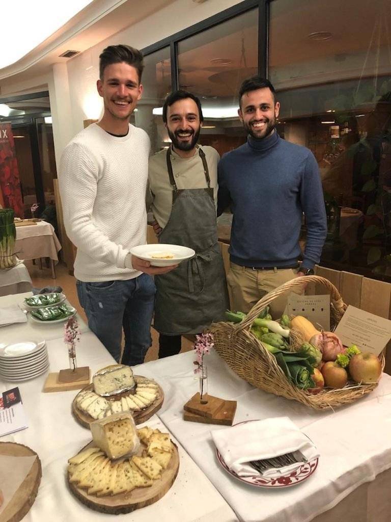 L'equip d'Imperfectus amb el xef del restaurant Xopluc