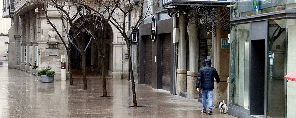 Imatge de l'Eix Comercial de Lleida, primer laborable de confinament