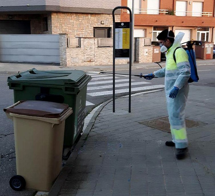 Treballs de desinfecció als espais públics de Balaguer