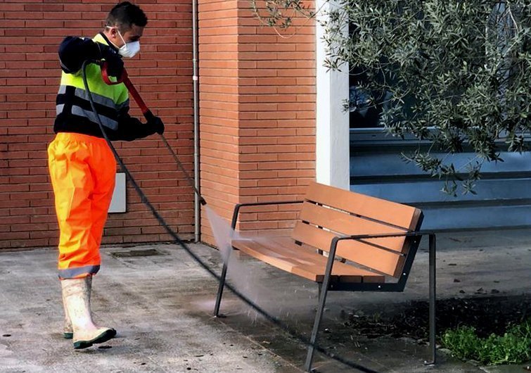 Tasques de desinfecció en els espais públics d'Alcarràs
