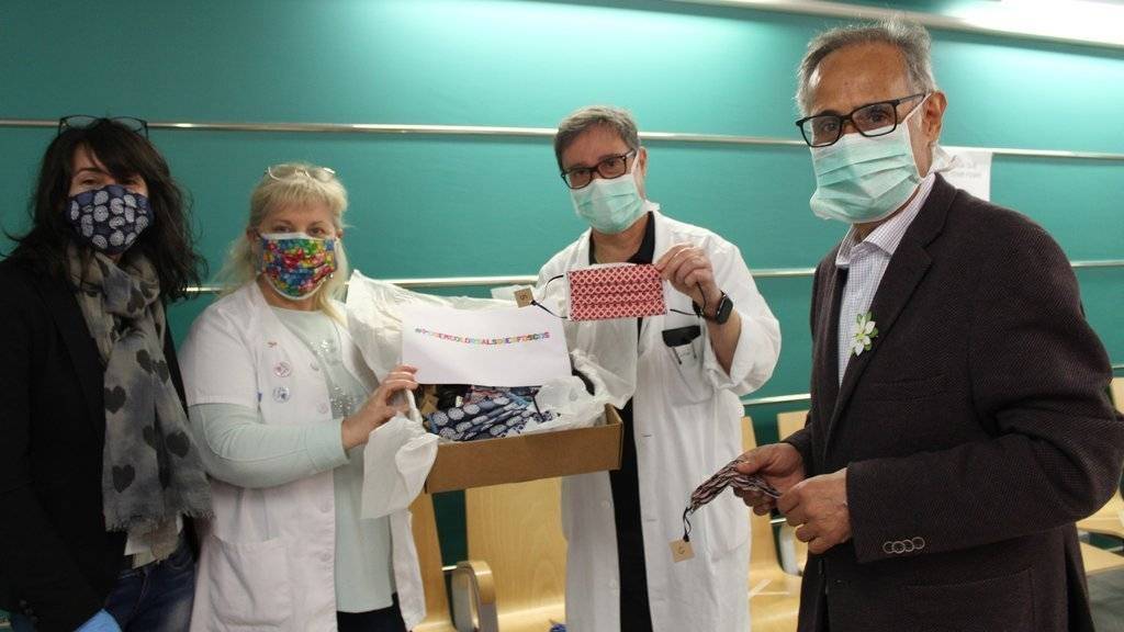 Representants de l'AECC-Catalunya Contra el Càncer de Lleida entreguen mascaretes fetes a mà a l'Hospital Arnau de Vilanova de Lleida, el 23 de març del 2020. (Horitzontal)