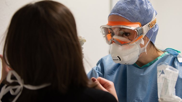 Una professional treu una mostra per fer la prova de coronavirus a l'Hospital Clínic. Imatge publicada el 23 de març del 2020 (horitzontal)