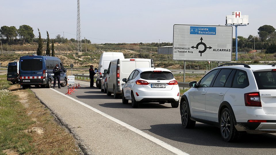 Els Mossos d'Esquadra fent controls als vehicles a Alcarràs