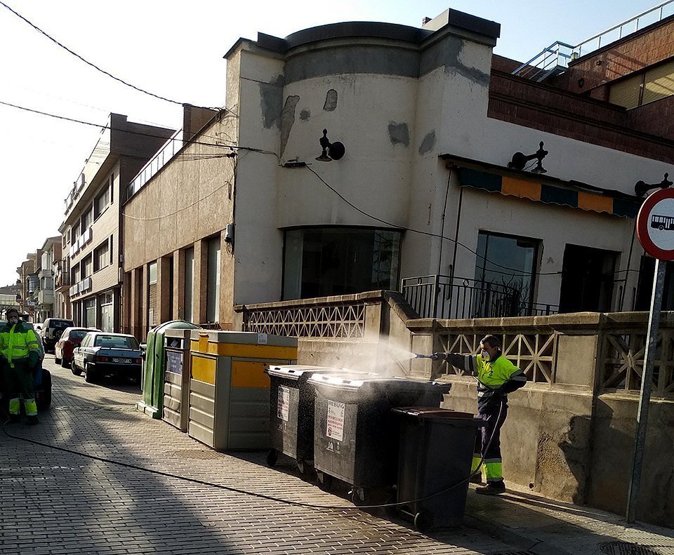 La brigada municipal de les Borges desinfecta els contenidors de la població