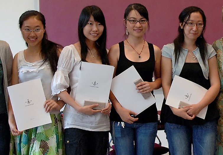 Zhao Mon és la primera noia xinesa al'esquerra