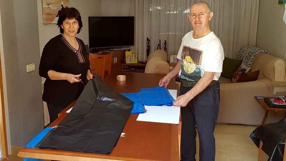 Les veïnes de Fondarella confeccionant bates pel CAP