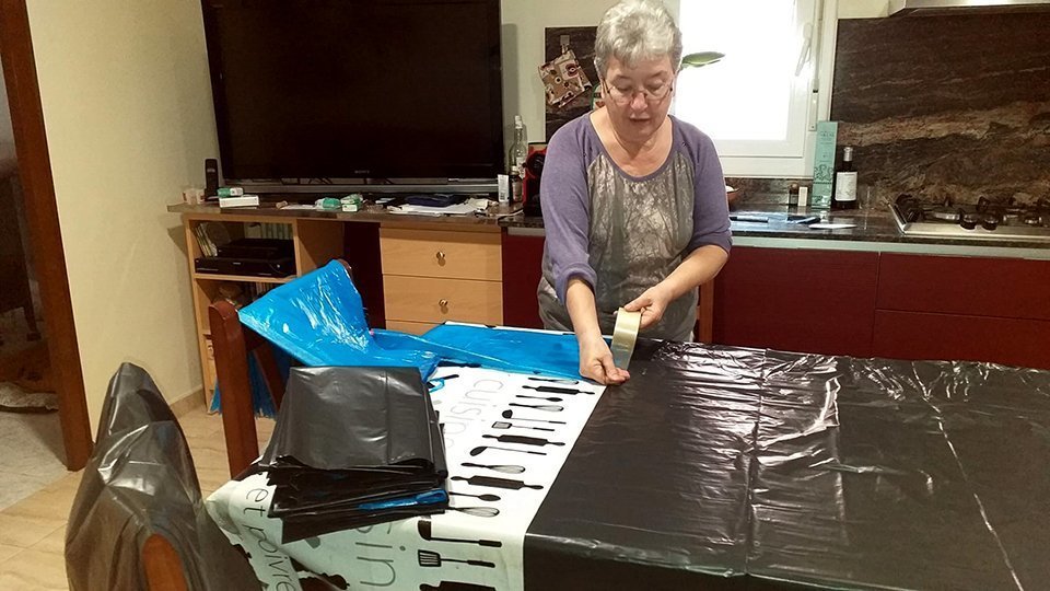 Les veïnes de Fondarella confeccionant bates pel CAP