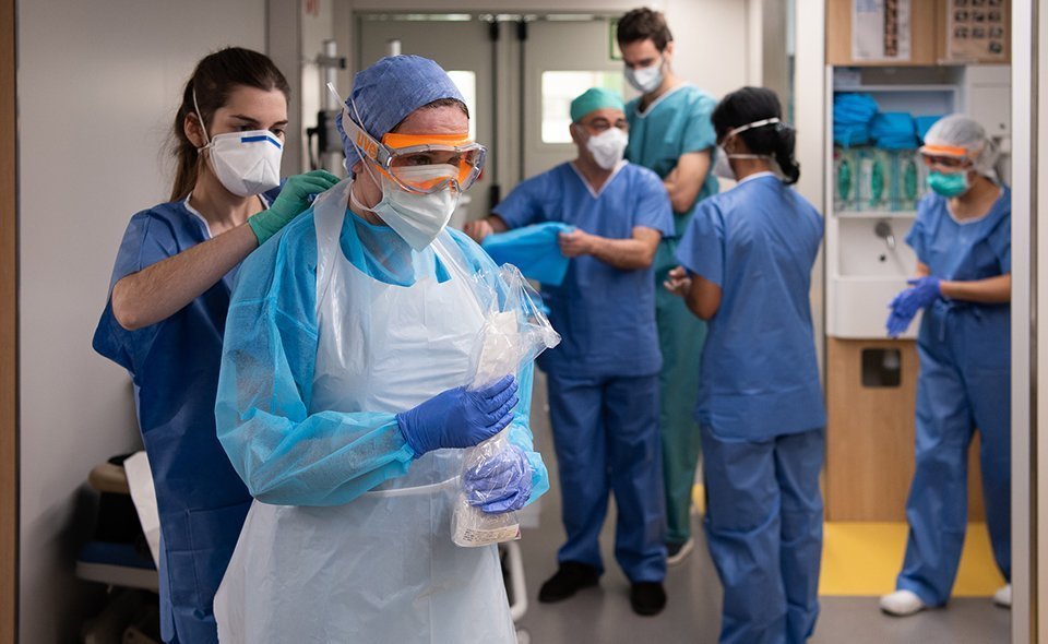 Professionals sanitaris es protegeixen abans d'estar en contacte amb un malalt de coronavirus a l'Hospital Clínic. Publicada el 30 de març del 2020 (horitzontal)