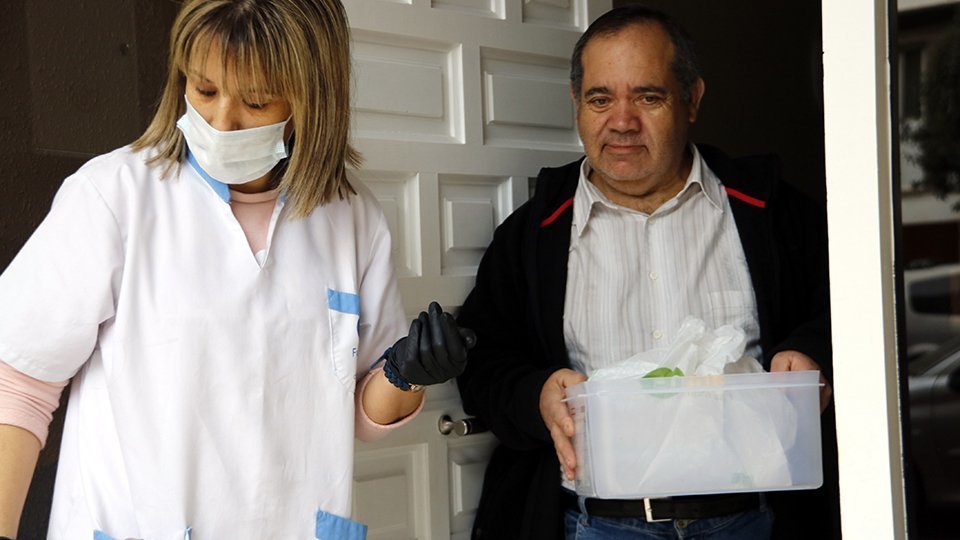 Repartiment de menjar preparat a domicili a Mollerussa