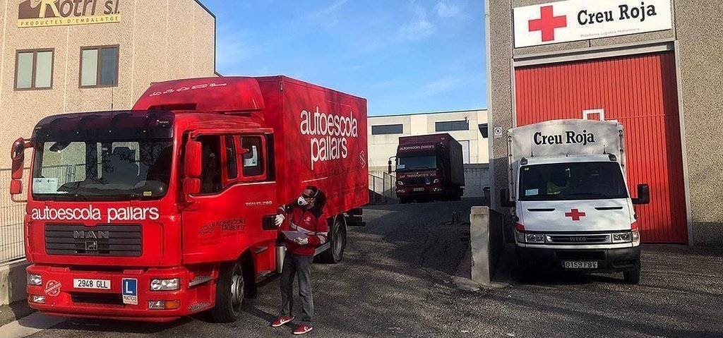 Un vehicle d'autoescola fent el transport per Creu Roja