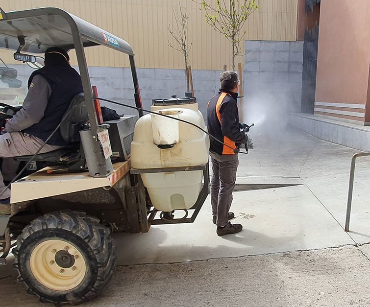 Empleats municipals desinfectes els espais públics de Linyola