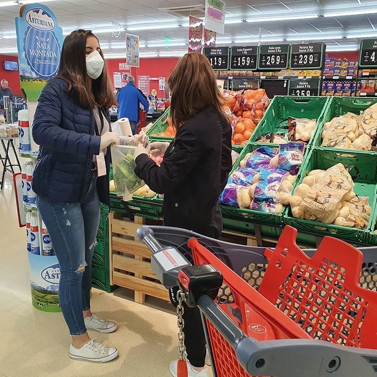 Voluntaries fan les compres per les persones que no poden sortir a Linyola