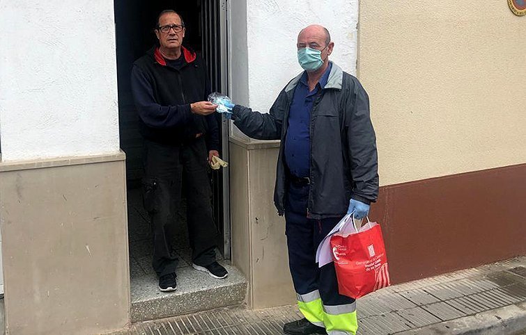 Lliurament de mascaretes a Bell-lloc (2)