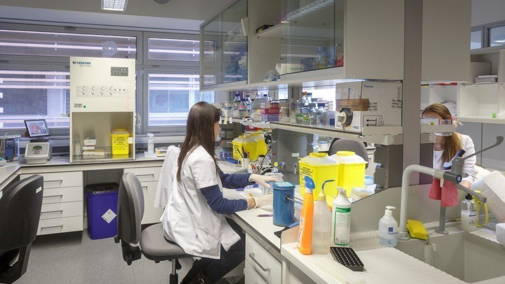 Investigadores de l'IRBLleida en un dels laboratoris del centre de recerca