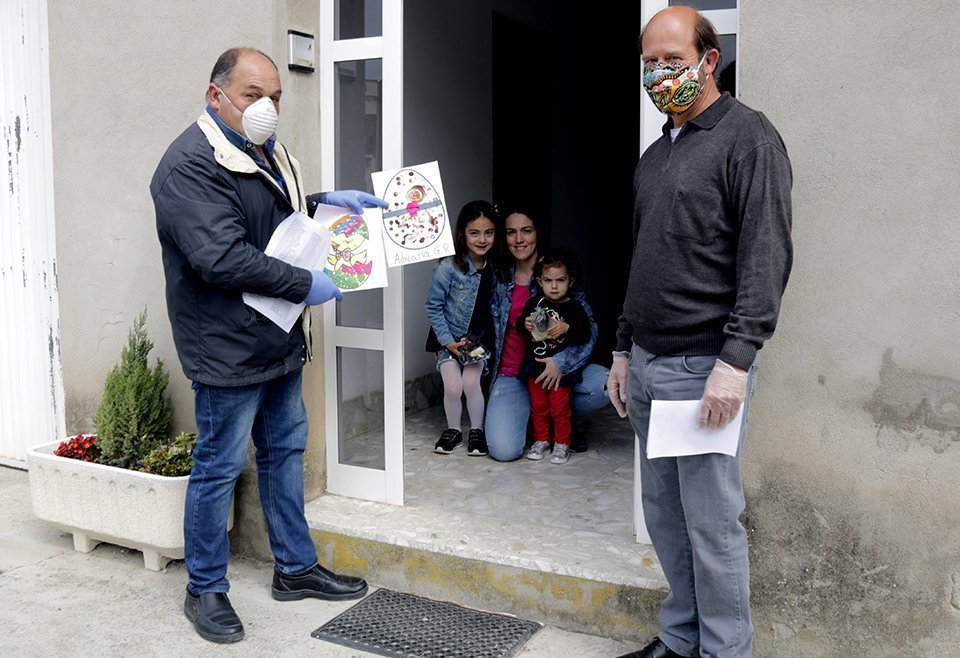 Pla obert de dos regidors del Poal i d'una família que ha canviat els dibuixos d'uns ous de Pasqua per figures de xocolata, el 12 d'abril de 2020. (Horitzontal)