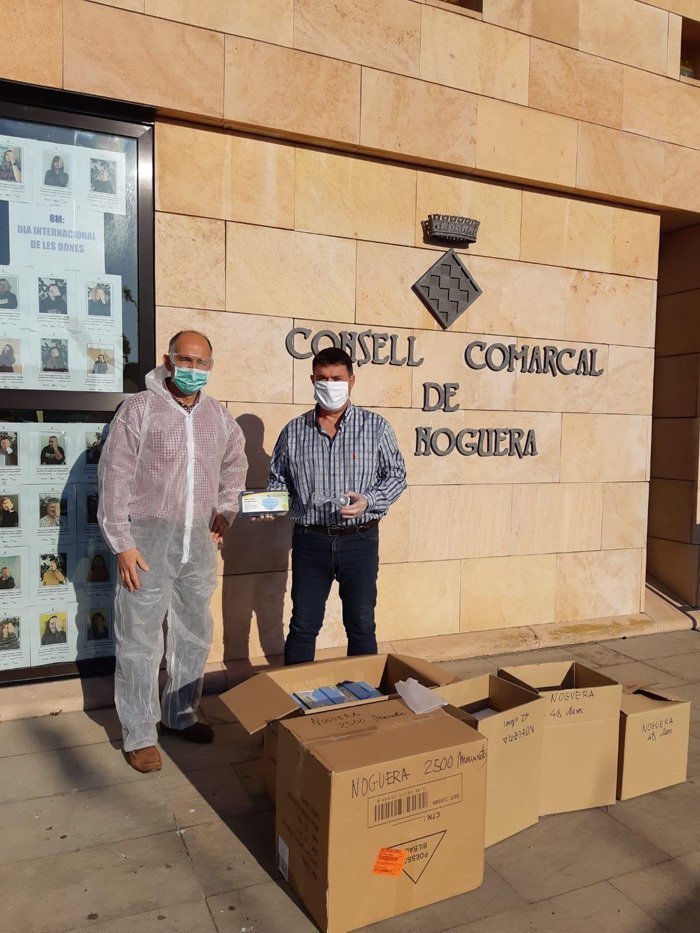 El material que ha arribat al Consell Comarcal de la Noguera. Imatge del 15 d'abril de 2020. (Vertical)