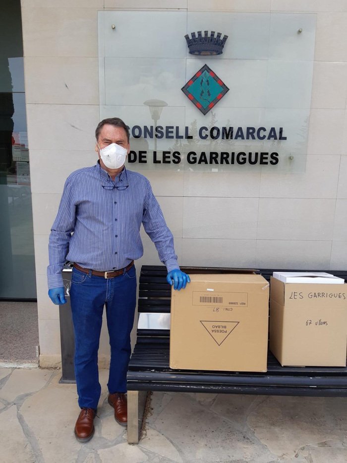 El material que ha arribat al Consell Comarcal de les Garrigues. Imatge del 15 d'abril de 2020. (Vertical)