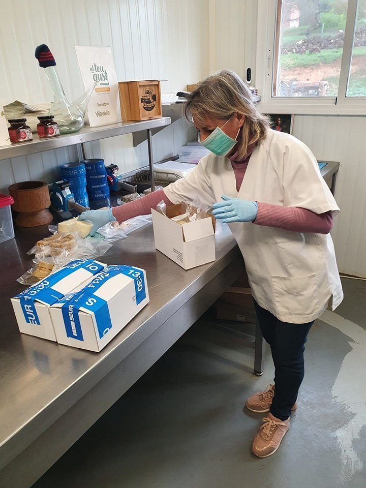 A la formatgeria Vilavella de Basturs preparen comandes