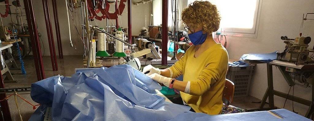 Elena Gispert amb la màquina adaptada a la confecció sanitària