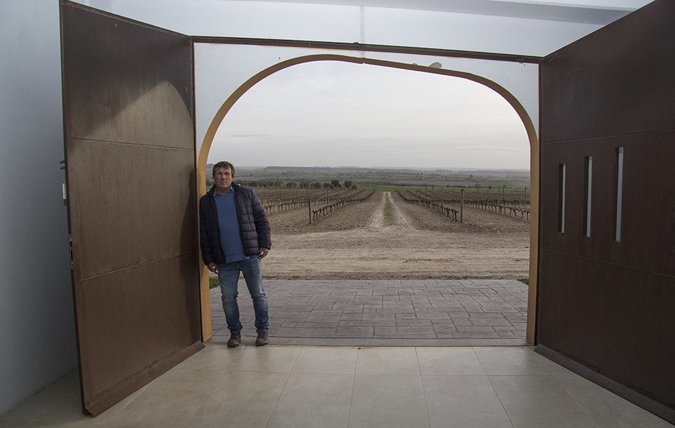 Joan Boldú en la finca Ventallola a les portes del celler