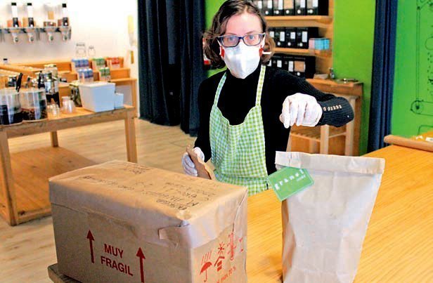 A lestabliments A Granel preparen una comanda @ToniAlcántara