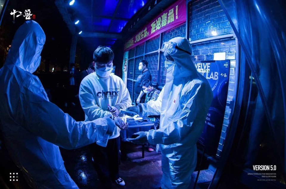 Controls de temperatura a l'accés d'una discoteca de la Xina, en una imatge cedida el 24 d'abril del 2020. (Horitzontal)