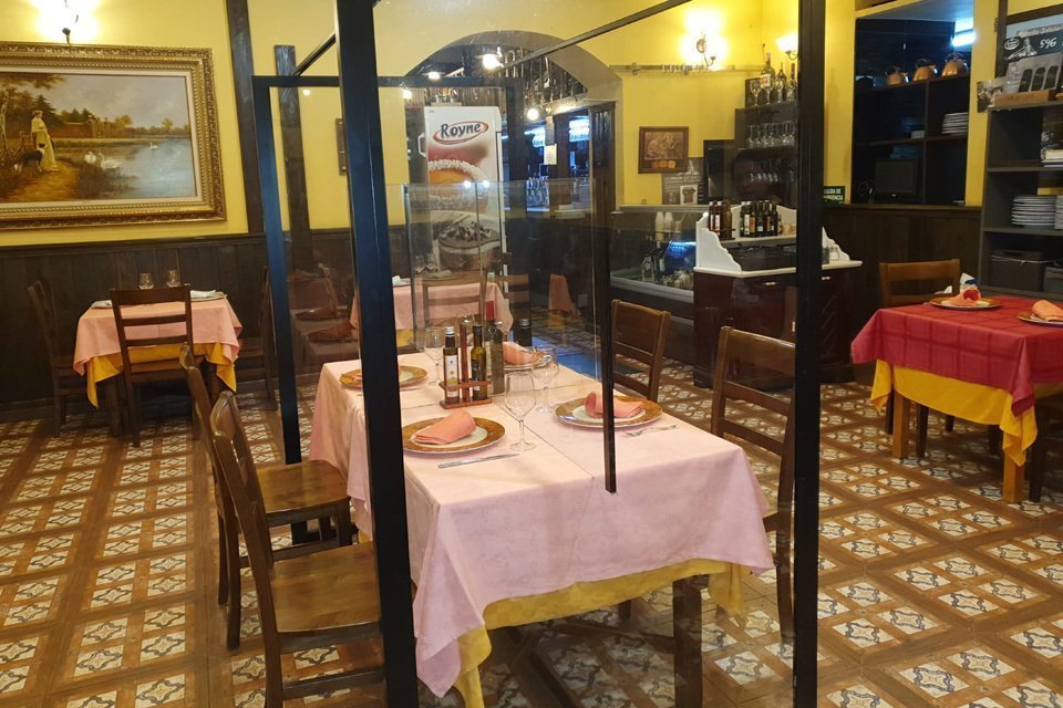Una prova pilot amb mampares que ha fet un restaurant de Leganés, en una imatge cedida el 24 d'abril del 2020. (Horitzontal)