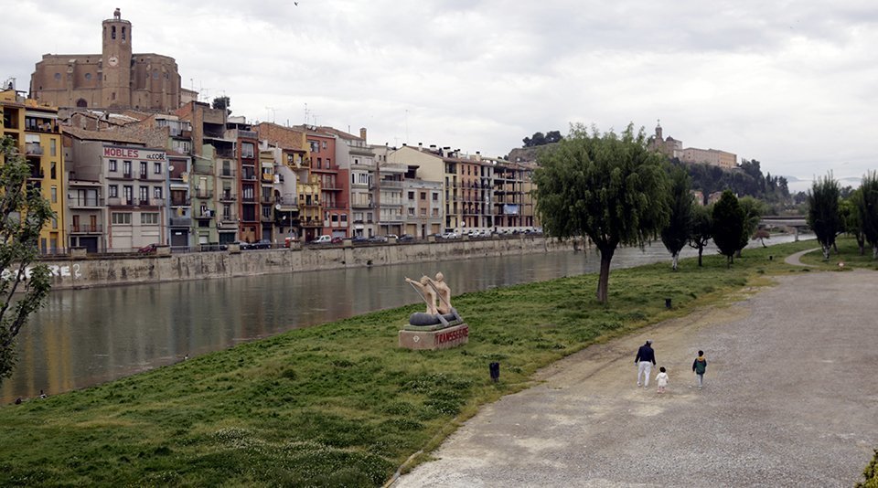Pla general d'un pare passejant amb els seus dos fills a la zona del riu de Balaguer, la primera sortida des de l'inici del confinament, el 26 d'abril de 2020. (Horitzontal)