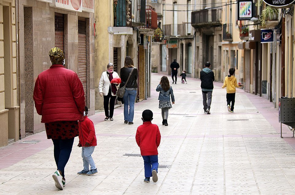 Pla general d'infants passejant amb els seus pares i mares a un carrer de Cervera, en la primera sortida des de l'inici del confinament, el 26 d'abril de 2020 (Horitzontal)